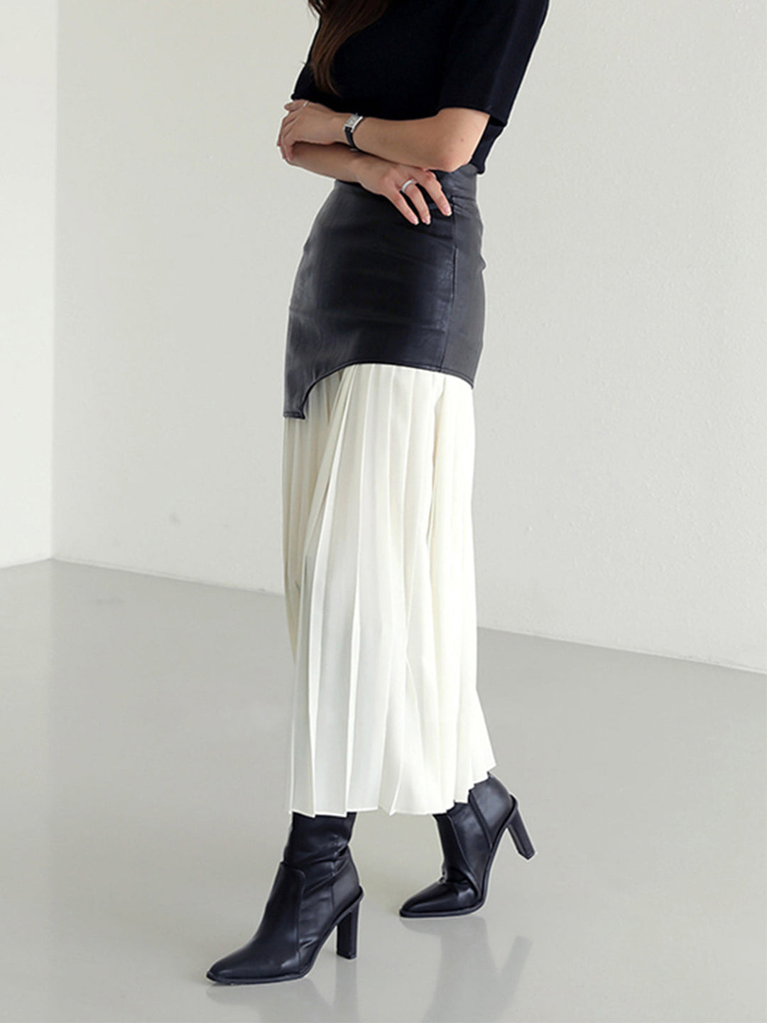 Arya Monochrome Pleated Midi Skirt