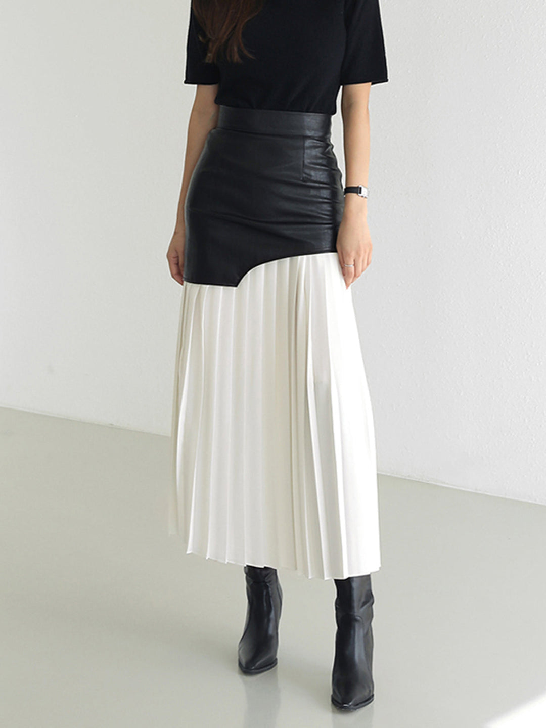 Arya Monochrome Pleated Midi Skirt