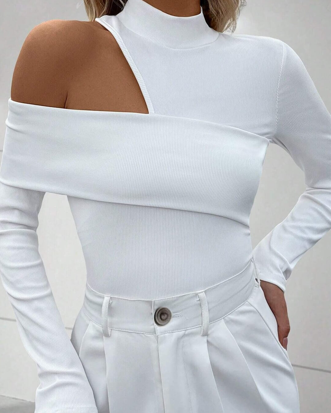 Chery Cut-Out Shoulder Knitted Top